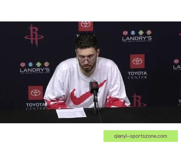 申京疑似腰部受伤多次捂腰返回更衣室比赛情况引关注